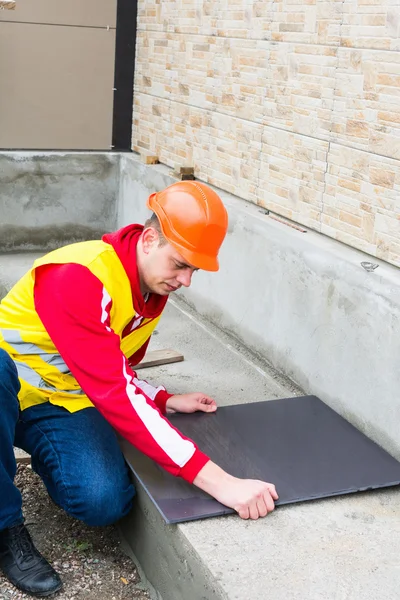 Tiler instalação de telhas cerâmicas — Fotografia de Stock