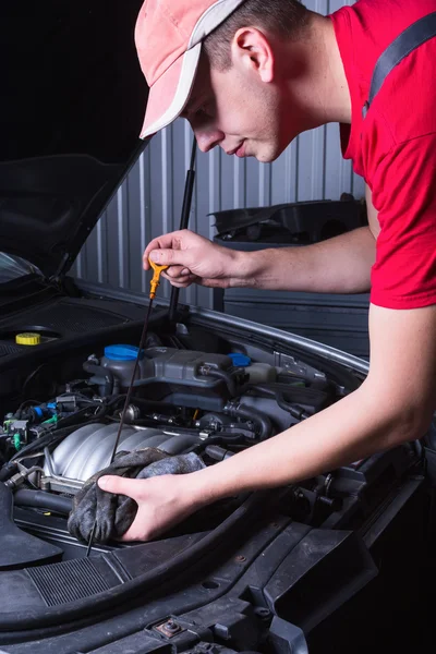 Mecánico en servicio de reparación de automóviles — Foto de Stock