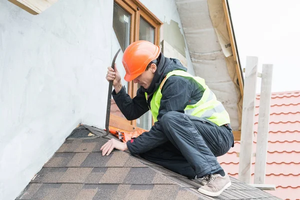 Trabalhadores desmontando telhas do telhado — Fotografia de Stock