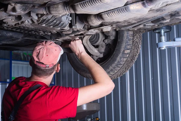 Mechanic repair car — Stock Photo, Image