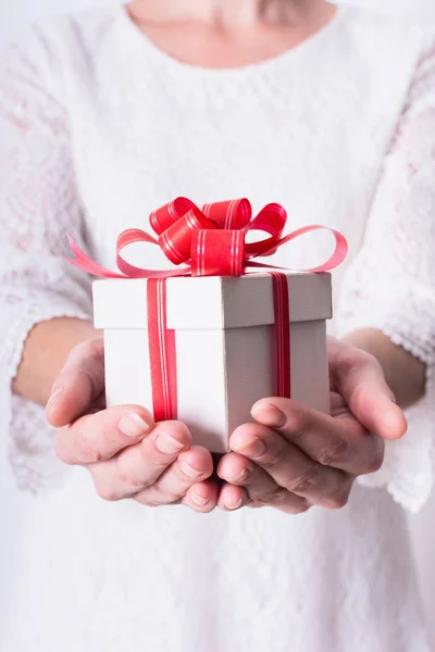 Noel hediyesi taşıyan bir kadın.