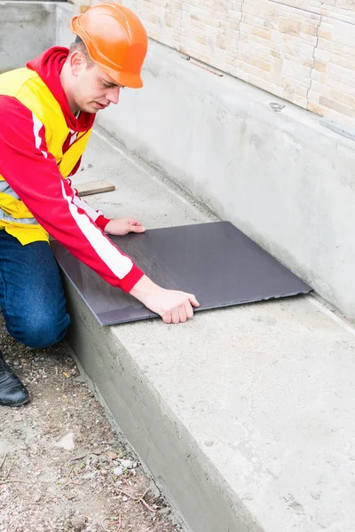 Tiler instalação de telhas cerâmicas — Fotografia de Stock