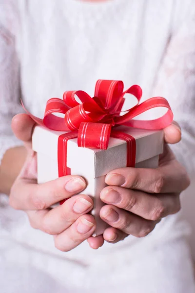 Noel hediyesi taşıyan bir kadın.