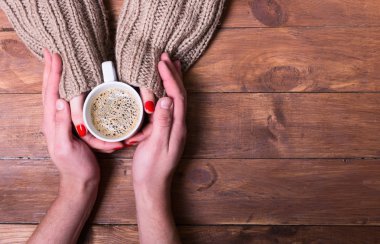 kadın holding kahve