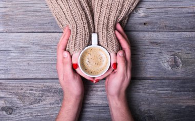 kadın holding kahve