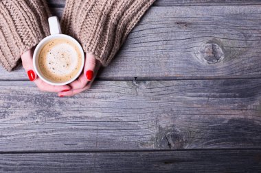 kadın holding kahve