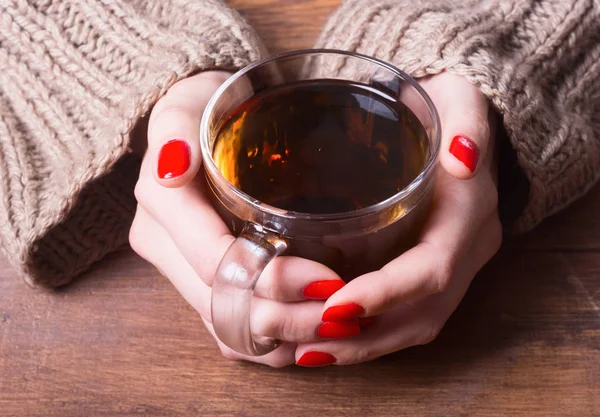 Чай в женской руке — стоковое фото