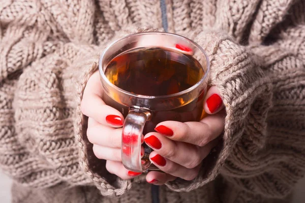 Kadın elinde çay