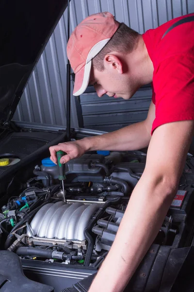 Mecánico en servicio de reparación de automóviles — Foto de Stock