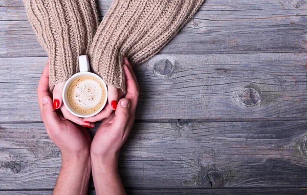 kadın holding kahve