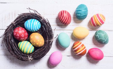 Yuvadaki paskalya yumurtaları