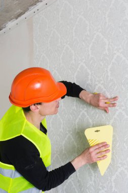 Duvar kağıdı kadar koyarak tamirci