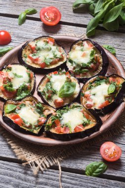 Patlıcan ile mini pizza