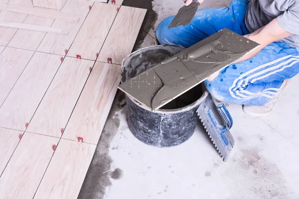 Tegelzetter installeren keramische tegels — Stockfoto