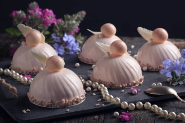  Pembe ayna sır ile trendy Mus kek. 