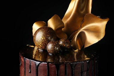 İzole, süslü çikolatalı kek, siyah arka plan. Yakın çekim.