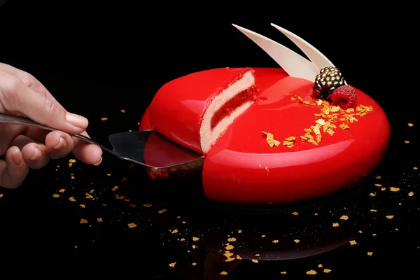 Cake met berry mousse in een spiegel rood glazuur versierd met berr — Stockfoto