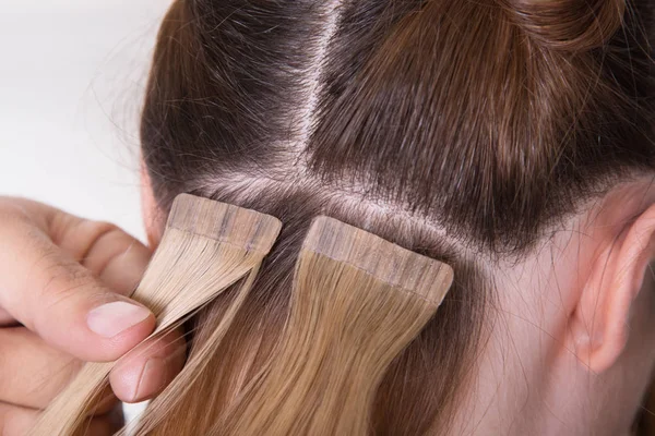 Natuurlijke Hair extensions op salon, close-up handen in het haar — Stockfoto