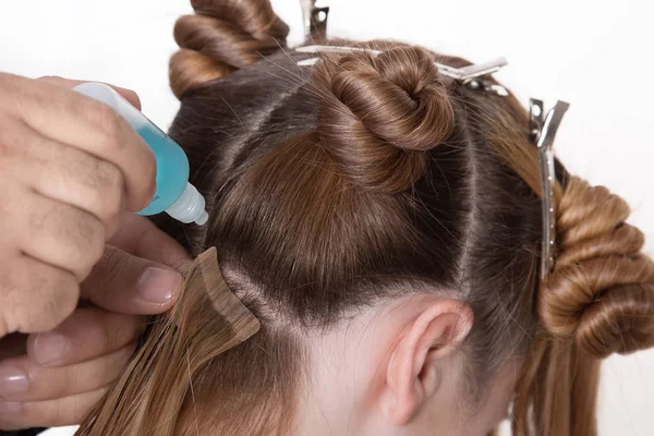 Přirozené prodloužení vlasů v salonu, closeup s rukama ve vlasech — Stock fotografie