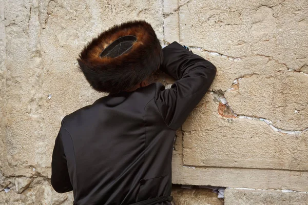 Jewish man praying at the Western wall — Stock Photo, Image