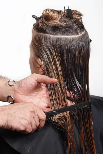 Peluquero aplicando mascarilla al cabello de su cliente en cabello de belleza s —  Fotos de Stock