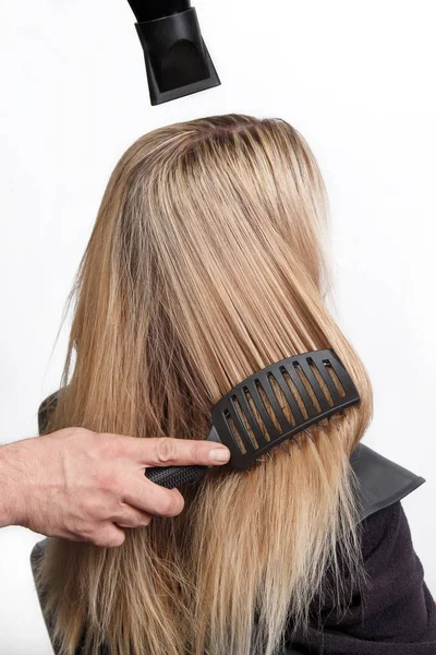 Professionele kapper met haardroger en haarborstel fem drogen — Stockfoto