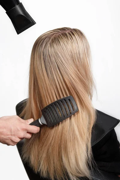 Professionele kapper met haardroger en haarborstel fem drogen — Stockfoto