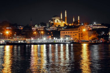 Eminonu Rıhtımı ile Golden Horn Körfezi 'nin akşam manzarası 
