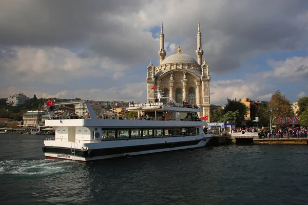 Istanbul, Turecko. 29. října2019. Ortakojská mešita Turecká — Stock fotografie
