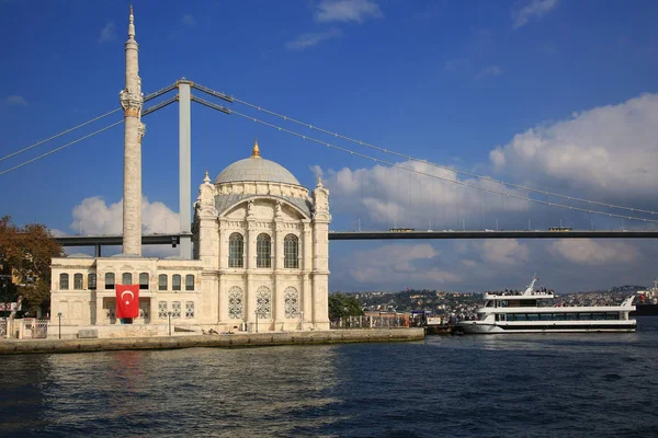 Istanbul, Turecko. 29. října2019. Ortakoy mešita Ortakoy Camii — Stock fotografie