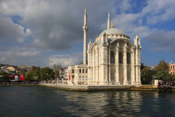 Istanbul, Turecko. 29. října2019. Ortakoy mešita Ortakoy Camii — Stock fotografie