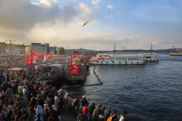 Istanbul, Turecko - 29. října 2019: Tradiční fast food bobbin — Stock fotografie