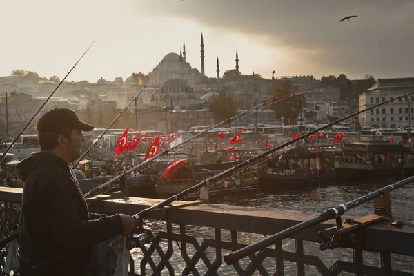 Istanbul, Turecko - 29. října 2019: Místní rybář rybaří — Stock fotografie