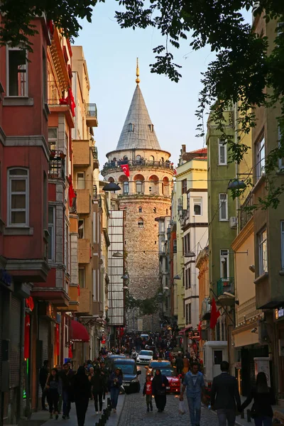 Стамбул, Турция - 29 октября 2019 года. Галатская башня в Бейоглу — стоковое фото