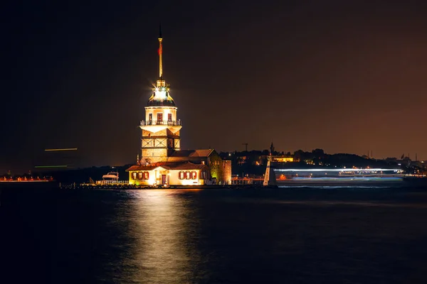 Maiden Tower v Bosforus. — Stock fotografie