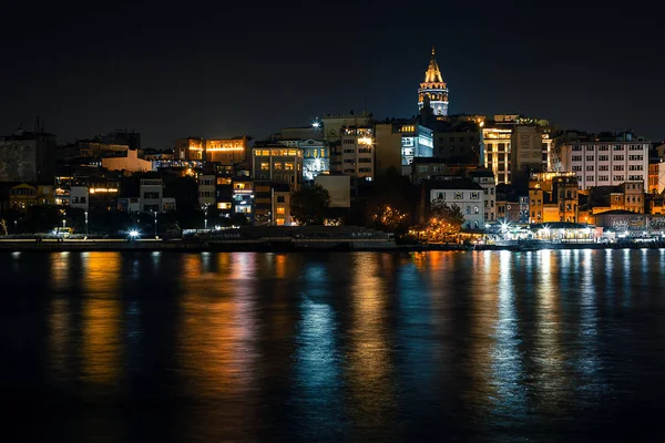 Noční pohled na galata bridge a tower, istanbul, Turecko. — Stock fotografie