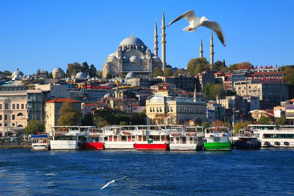 Mešita Eminonu Pier a Suleymaniye v Istanbulu, Turecko. — Stock fotografie