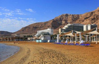 İsrail, Ölü Deniz - 16 Ocak 2020: Ölüler plajında güneşlik