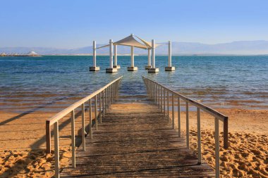 Ölü Deniz Tatil Köyü 'ndeki halk plajı. İsrail.