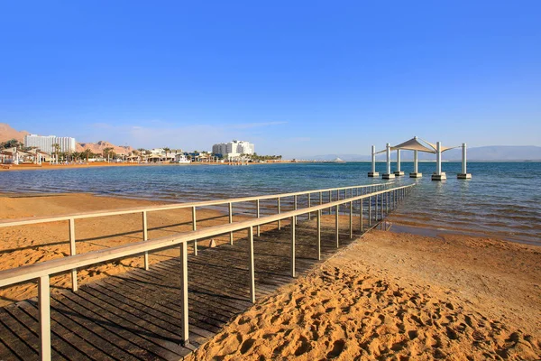 The dead sea resorts in Israel. View of the hotel and the beach — Stock Photo, Image