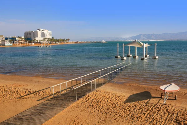 The dead sea resorts in Israel. View of the hotel and the beach — Stock Photo, Image