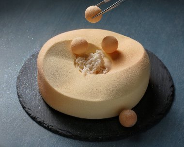 Pasiflora, mango, mascarpone köpüklü egzotik kremalı kek.