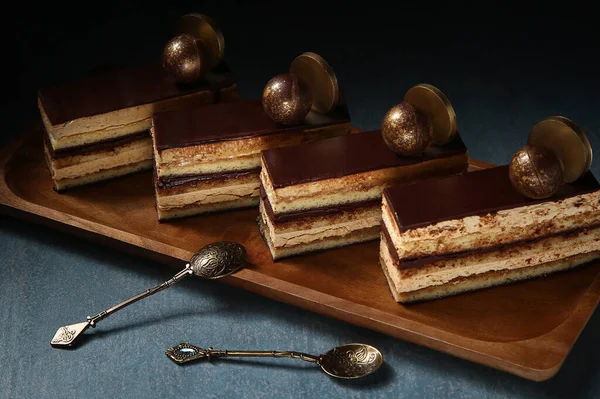 La carte tatlılarında opera pastası, siyah arka planda pastalar. Seçici odak