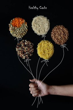 Diyet gıda geçmişi, sağlıklı karbonhidrat karbonhidrat ürünleri. Mısır gevreği ve garnitür çeşitleri en iyi karbonhidrat kaynaklarıdır. Siyah arkaplan, düz yatış.