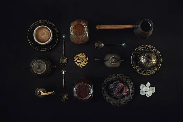 Türk kahvesi, Arap baharatları, hurmalar, kahve makineleri ve aksesuarları. Doğu usulü kahve içmenin ayrıntıları. 