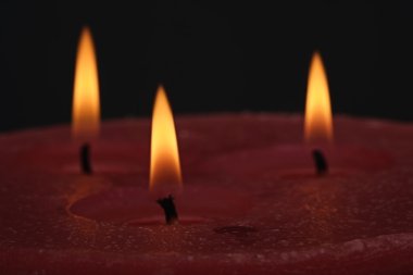 Çilek ve kristalleri çelenk içinde kırmızı mum