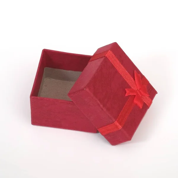 Caja de regalo roja con lazo — Foto de Stock