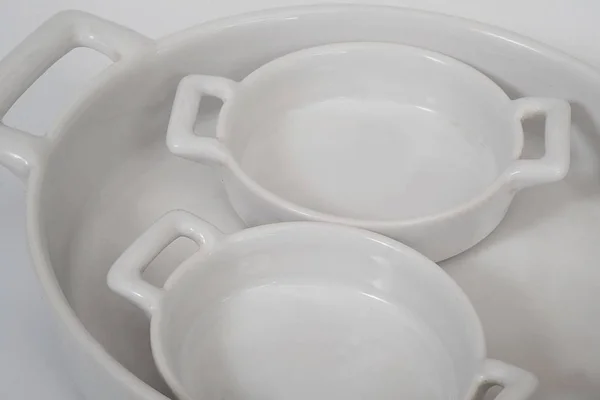 Stoviglie in ceramica bianca per la cottura — Foto Stock