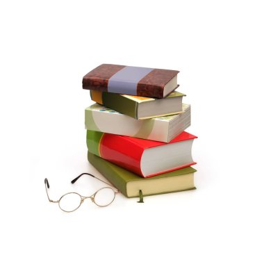 Beyaz arkaplan üzerine kitap yığını