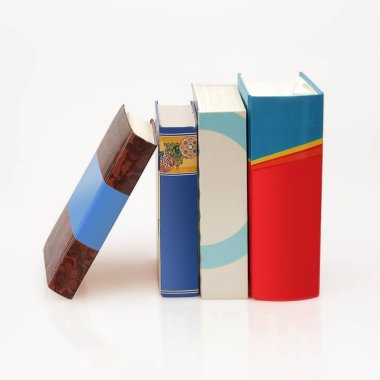 Beyaz arkaplan üzerine kitap yığını